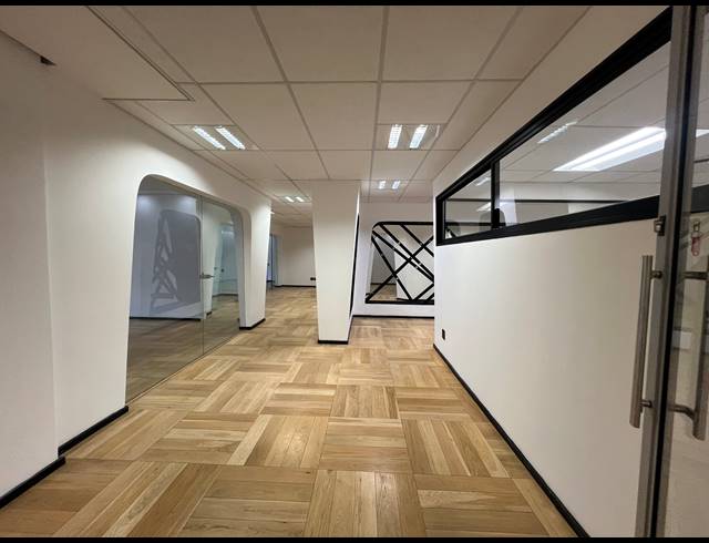 1,066M² OFFICE TO LET IN SANDHURST